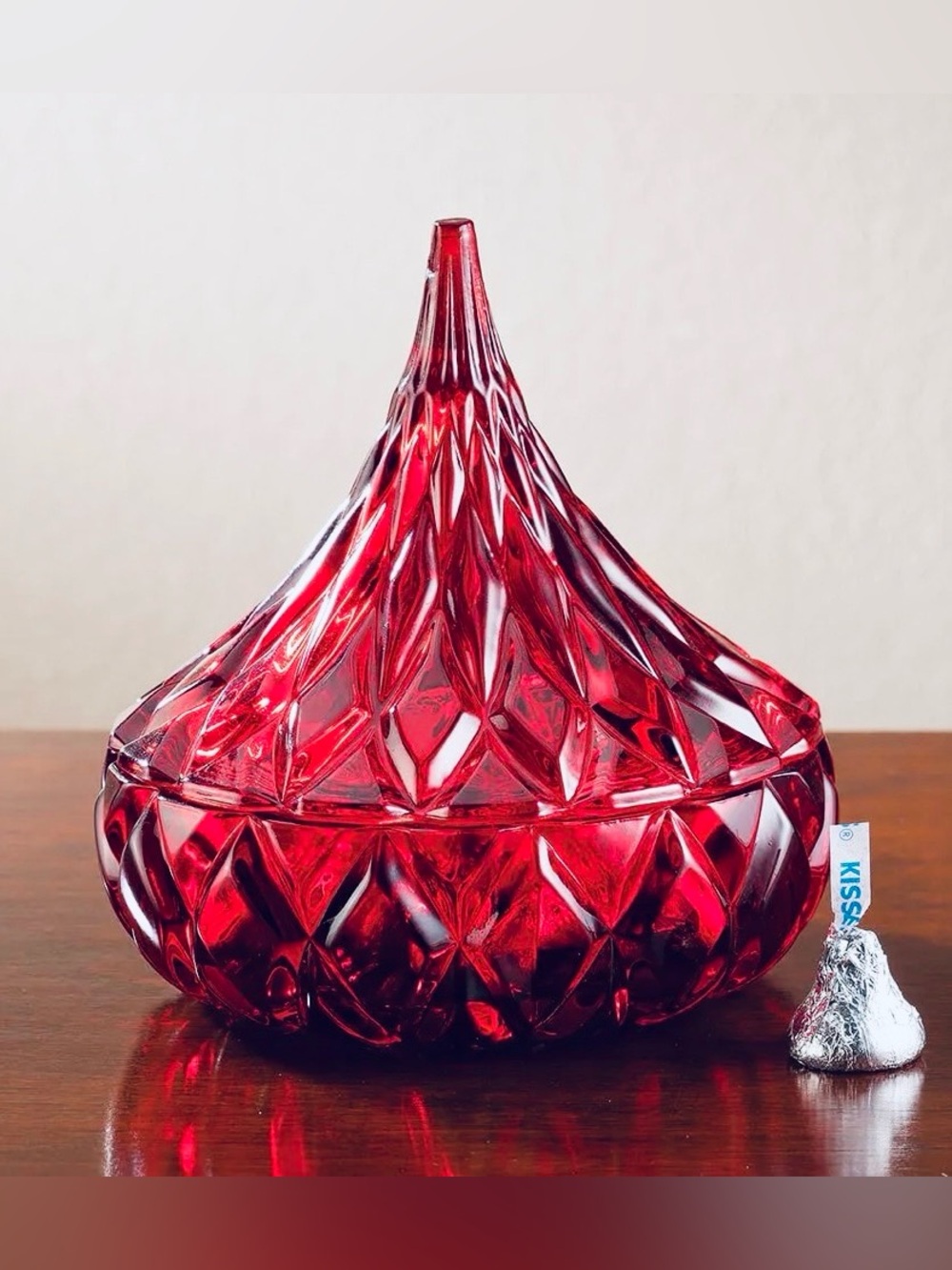 GODINGER NWT Hershey's Kisses Crystal Candy Dish. Size: 5"LX5"W×5.3"H Color: RED